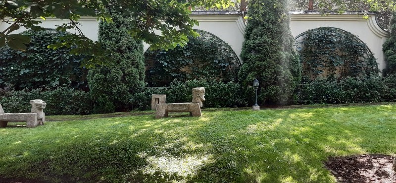 лев гранитная садовая скульптура екатериновка осень газон туя западная смарагдт виноград девичий