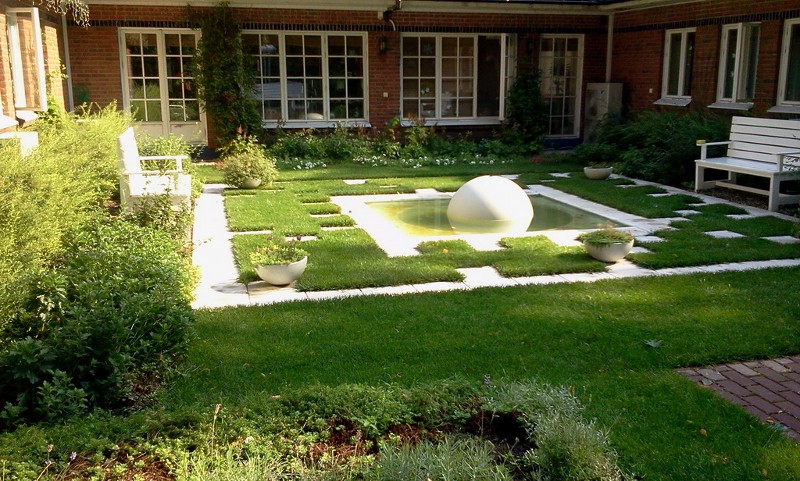 средний участок современный дизайн внутреннего дворика фонтан сфера садовые скамьи спирея серая нагорье